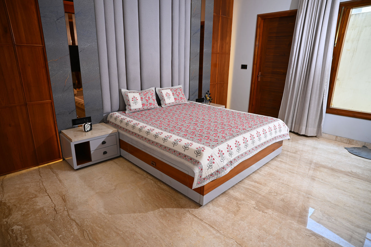 BLOCK BIRD HANDLOOK DOUBLE LARGE TNT QUILTED BEDCOVER
